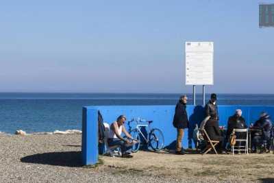 Carte, mare e amicizia: i vecchietti che ogni giorno si ritrovano a Pane e Pomodoro